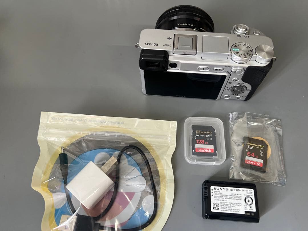 SONYα6400シルバーボディ+16-50mmレンズキット美品➕メモリーカード