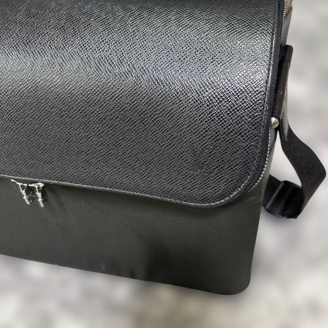 皮革メッセンジャーバッグ