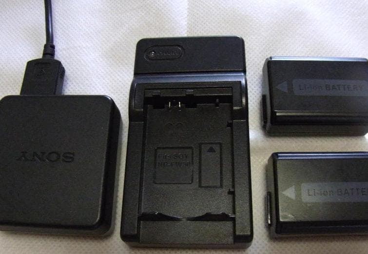 SONY α7R ボディ+バッテリー2個+充電器+他付属品 (訳あり)