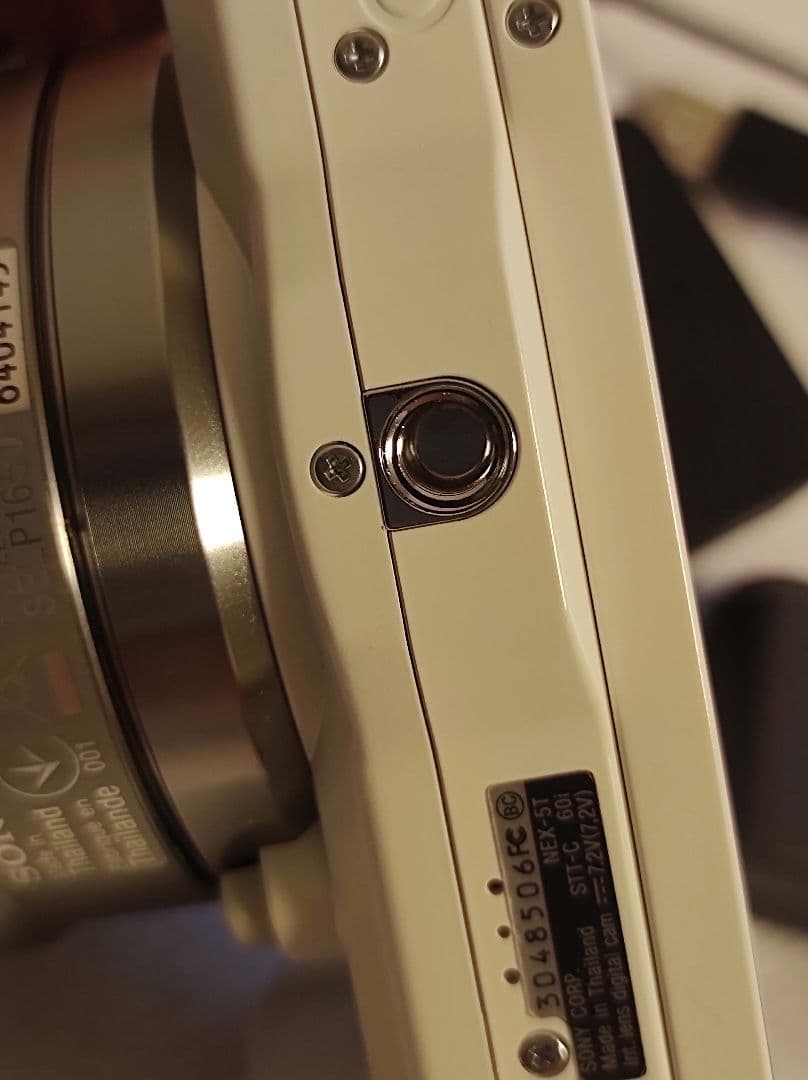 SONY NEX 5T ミラーレスカメラと16-50mmレンズのセット。