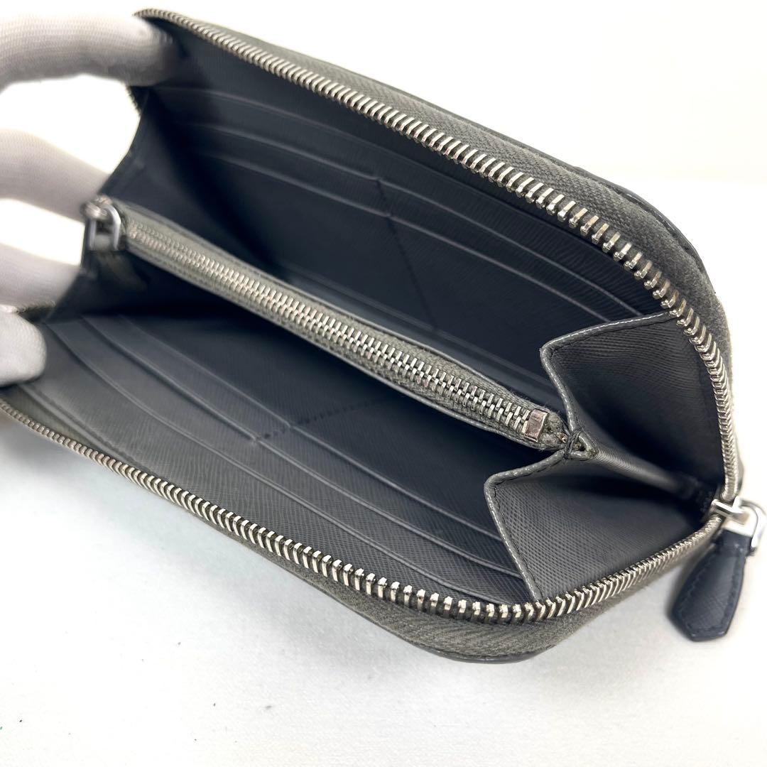 プラダ　長財布　三角ロゴプレート　サフィアーノレザー　ラウンドファスナー　グレー