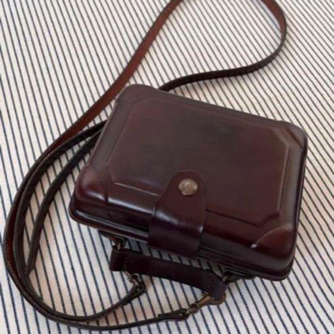 型押しのトランク型　ミニバッグ　ポシェット　本革　斜め掛け