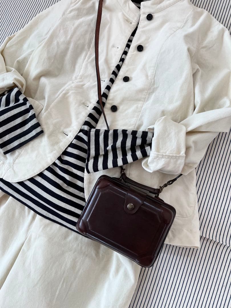 型押しのトランク型　ミニバッグ　ポシェット　本革　斜め掛け