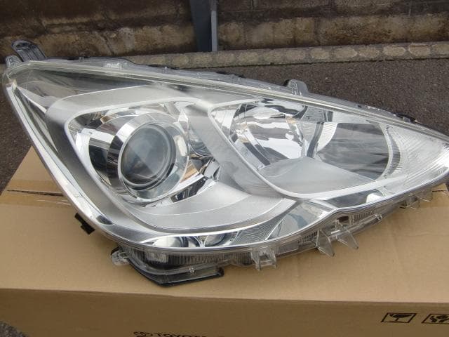 アクア NHP10 右ヘッドランプ