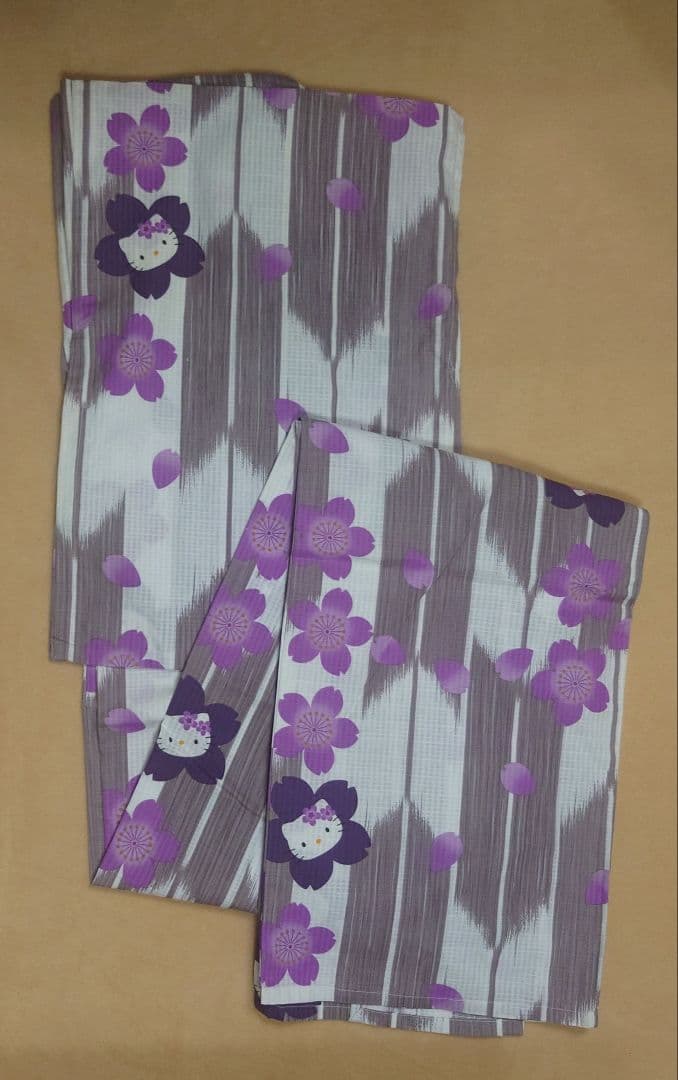 ハローキティの浴衣 （矢羽根・紫色・花柄）【最終価格】
