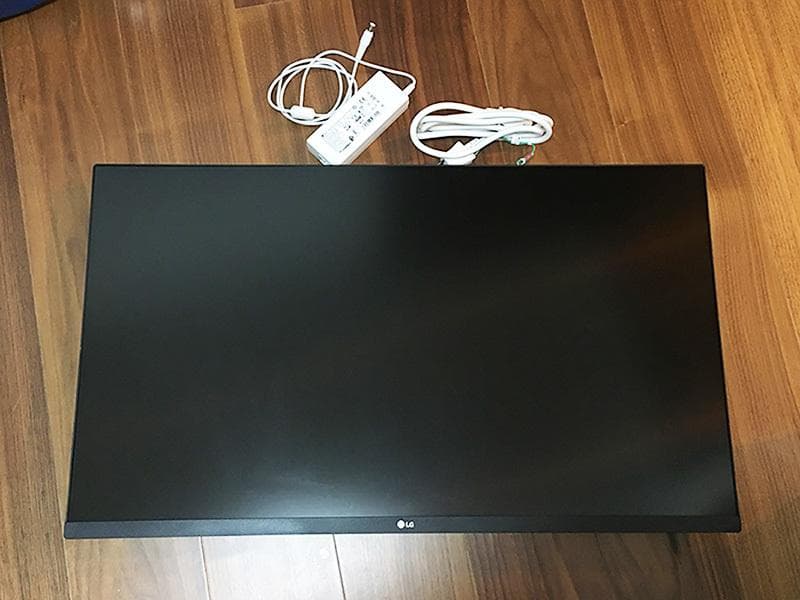 LG フレームレス 4Kモニター 32UN550-W 31.5 スタンドなし