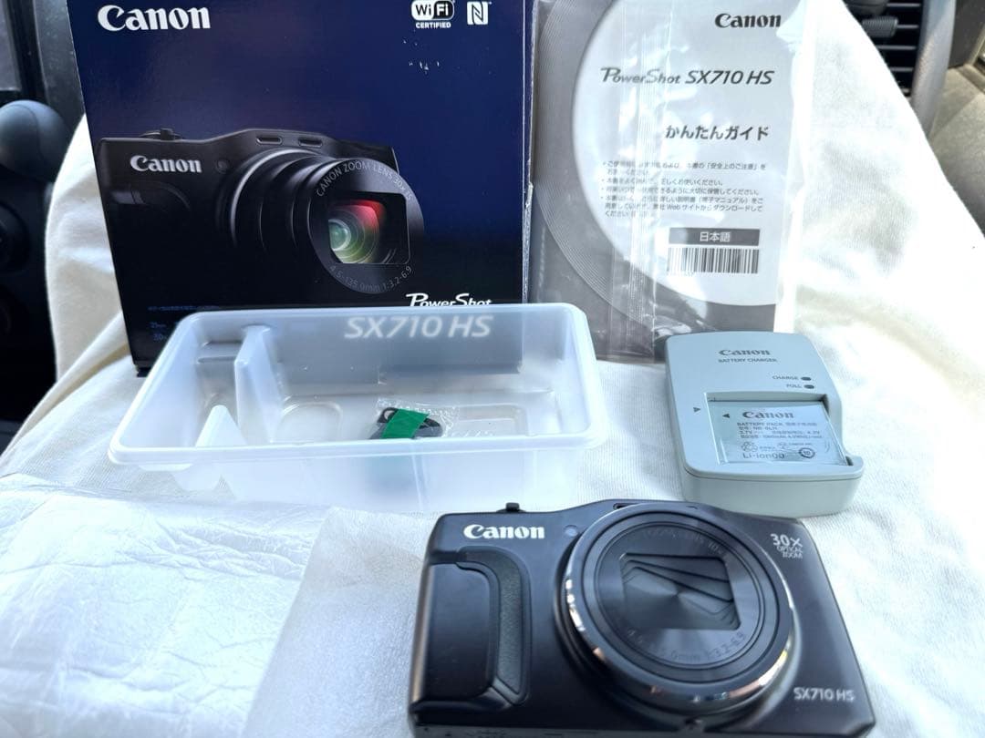 Canon PowerShot SX710 HS 本体と付属品