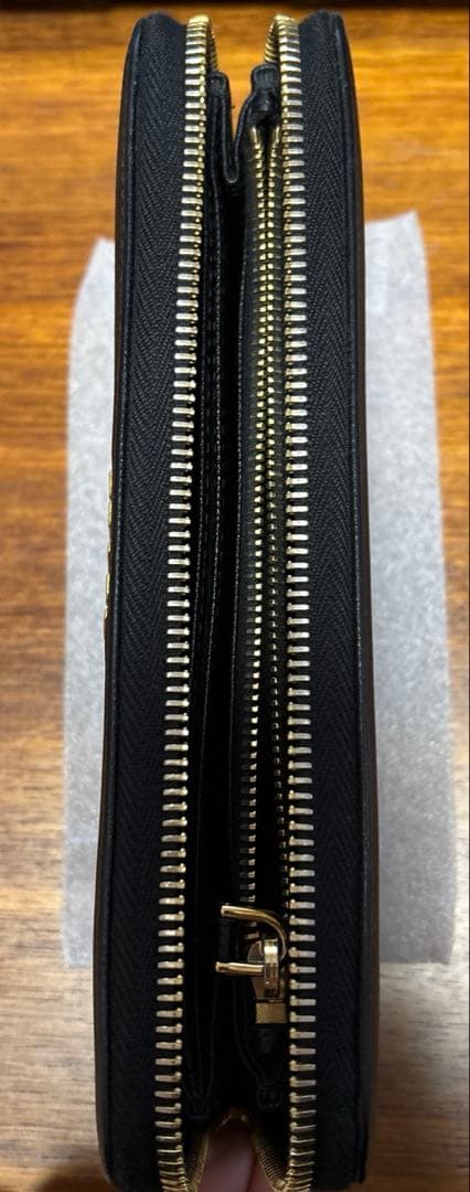 PRADA 黒長財布