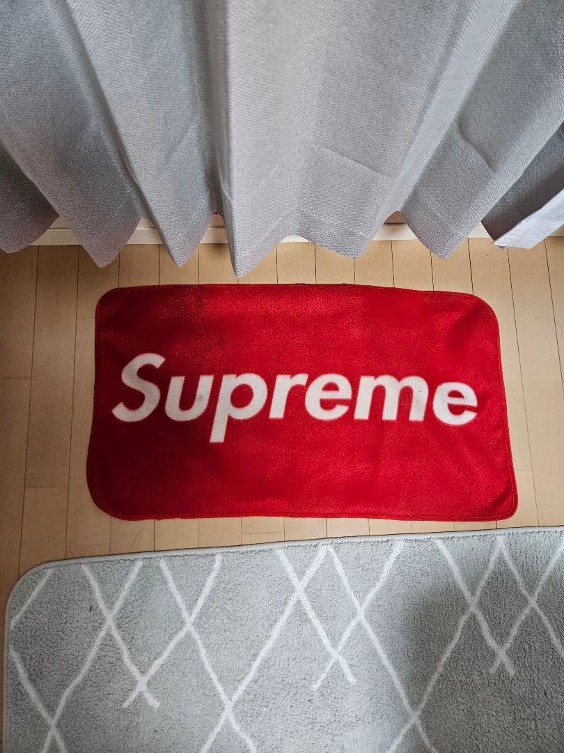 Supreme ロゴ入り インテリアマット