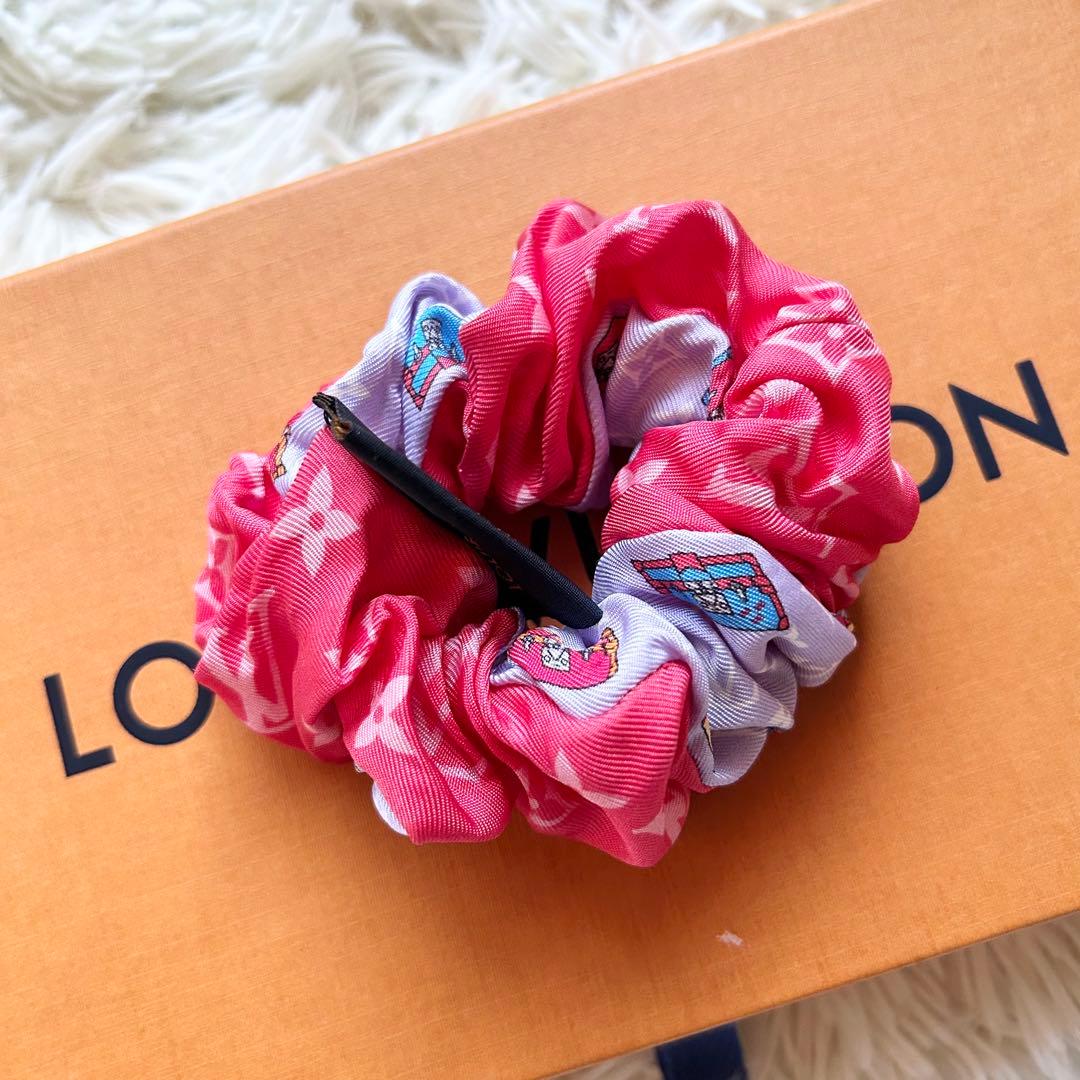 ルイヴィトン　シュシュ　ミニマル　M77692 シルク　LVチャーム　レッド