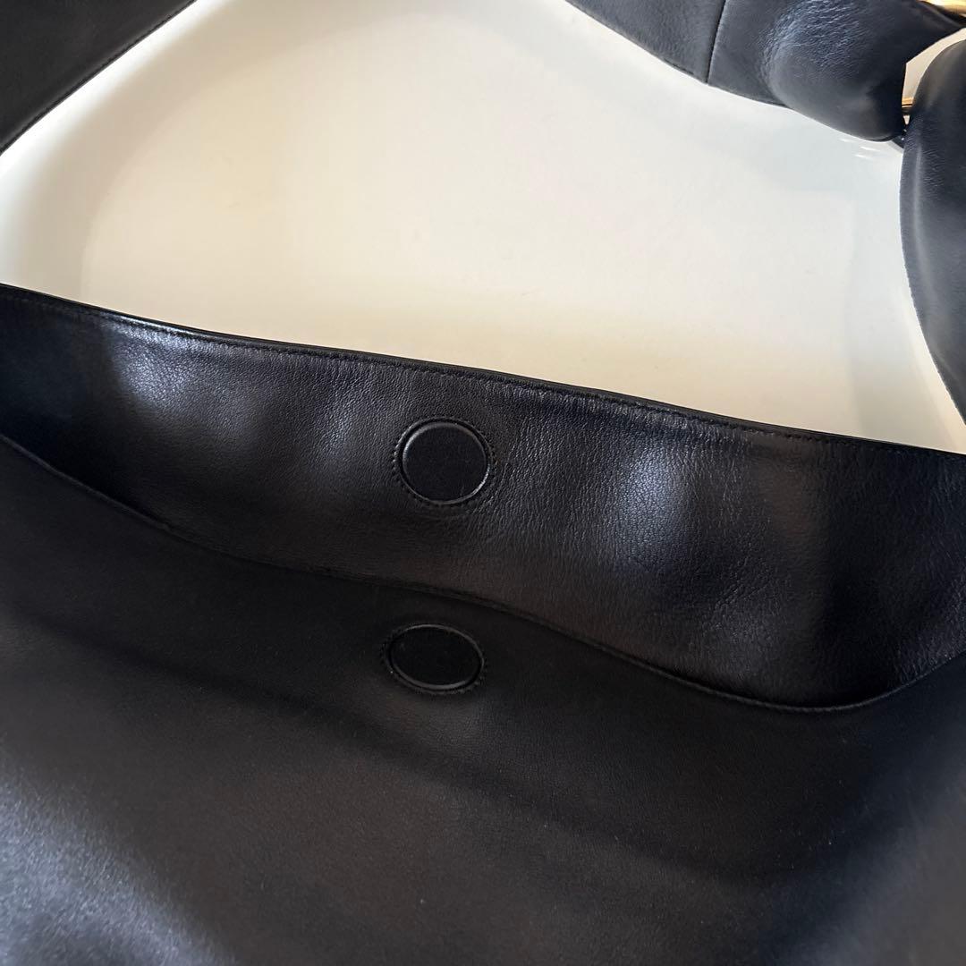 【Cartierカルティエ本物】黒のハンドバッグ ゴールドリング付き