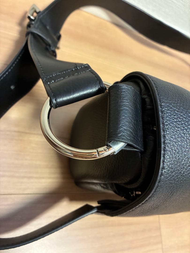 BEARDSLEY ピアズリー　レザーボディバッグ　ブラック