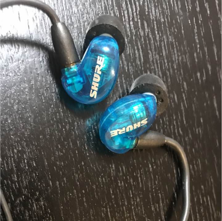SHUREのイヤホン  ケース付き（クリアブルー）
