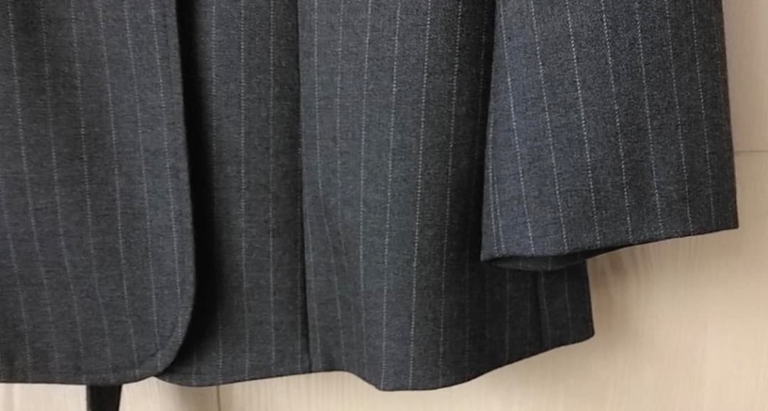 ダークグレー ストライプ ビジネススーツ 上下セット(バーバリー）