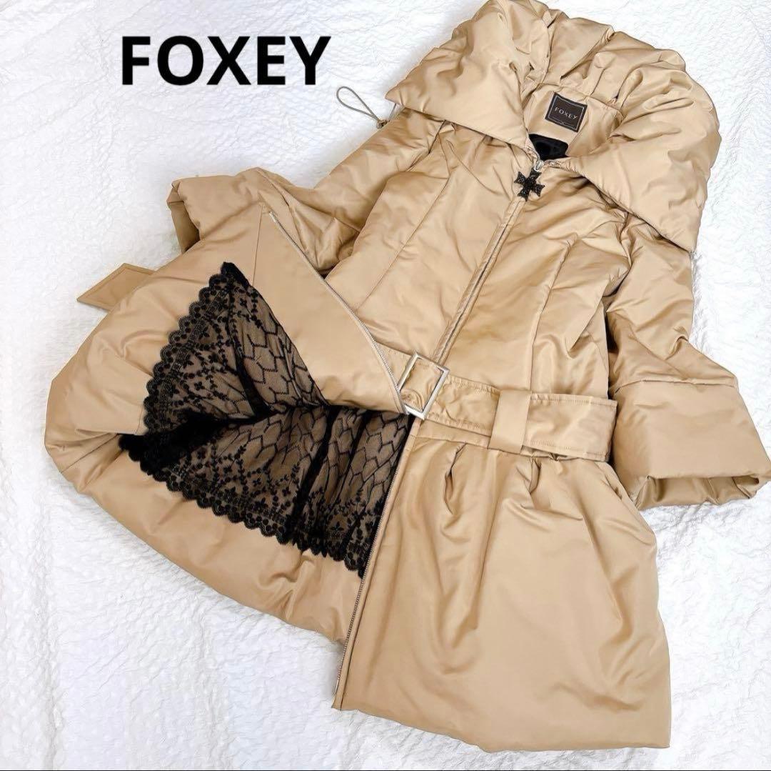 定価25万✨FOXEY 女優襟　シルクダウンコート　ベルト　ベージュ　ペプラム