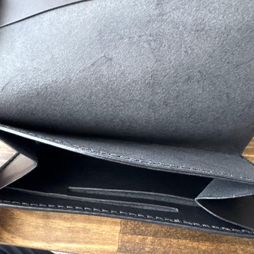 ほぼ1万円札サイズの中身にアクセスしやすい薄 めの長財布　右利き用黒※中古
