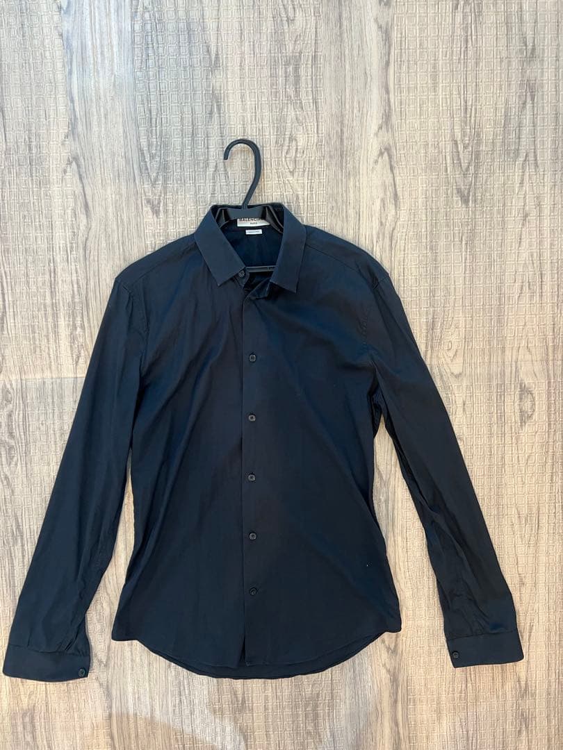 バレンシアガ　黒シャツ　ドレスコーデ