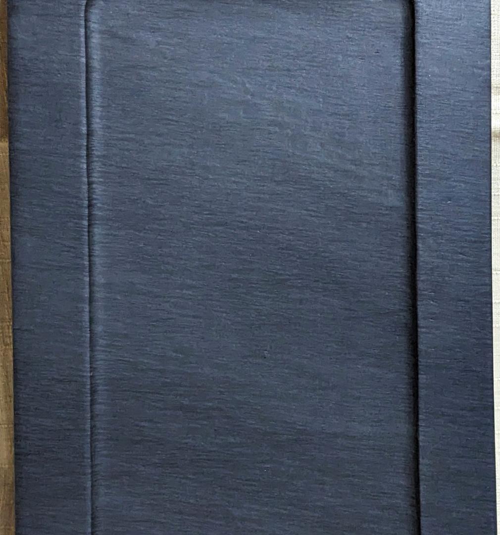 ■歙州硯■蒼黒中に穏やかな水波細羅紋■雷文彫琢の門字長方硯■約8吋■唐木箱