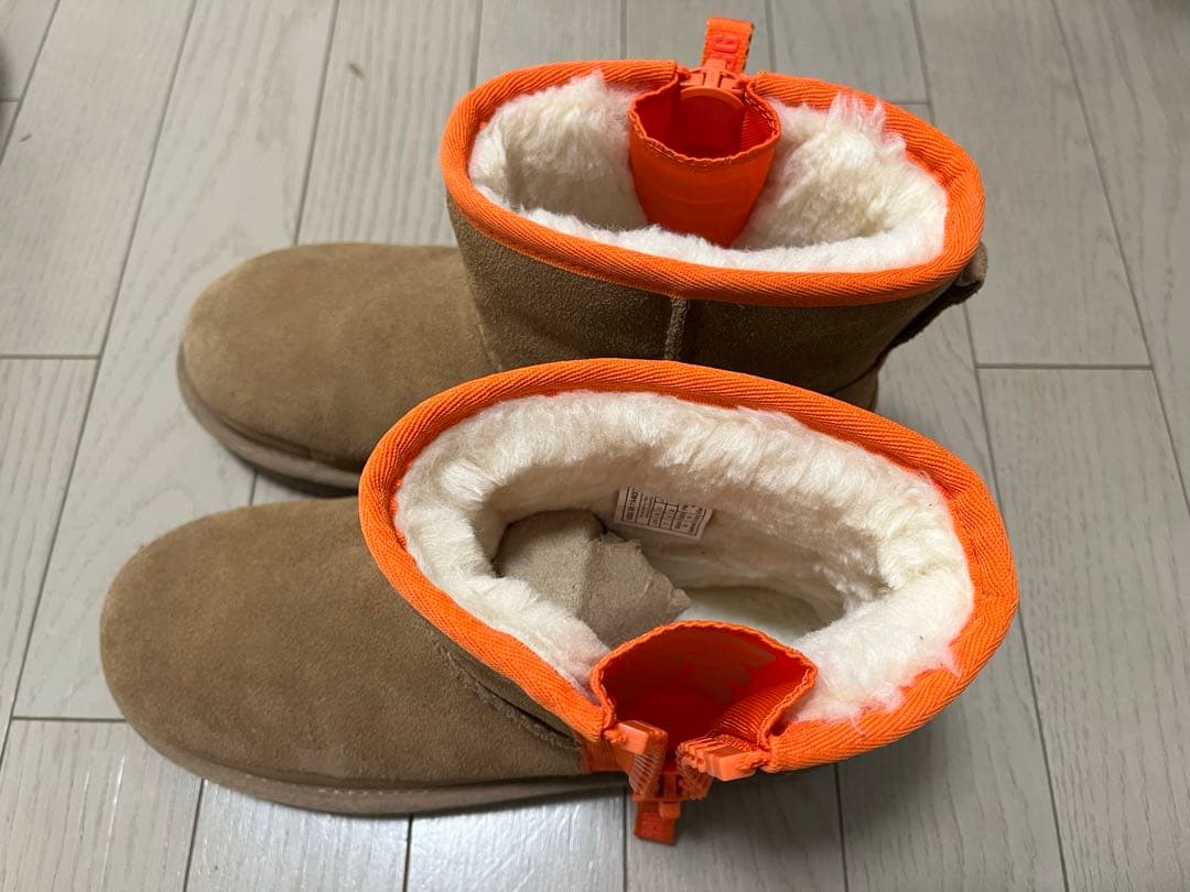 UGG クラシックミニ ジッパー テープロゴ ムートンブーツ