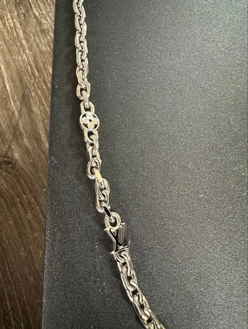 LOUIS VUITTON シルバーネックレス
