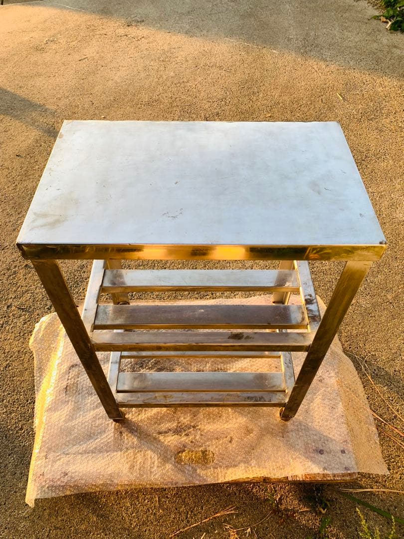 作業台　ステンレス　平らな天板、下段付き 高さ調整可能足付き。