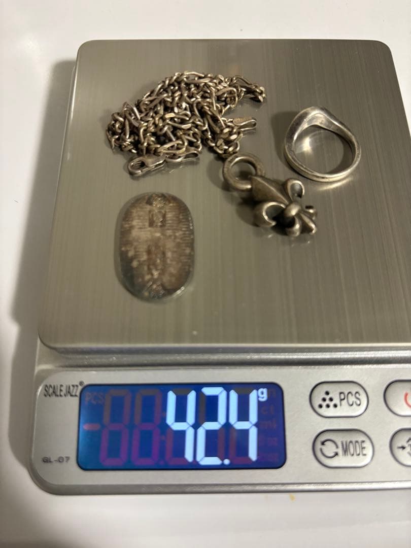 シルバーネックレスと指輪と記念品