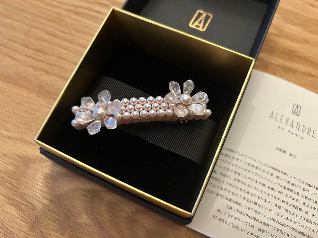 アレクサンドルドゥパリ ピンクパールバレッタ 花モチーフ
