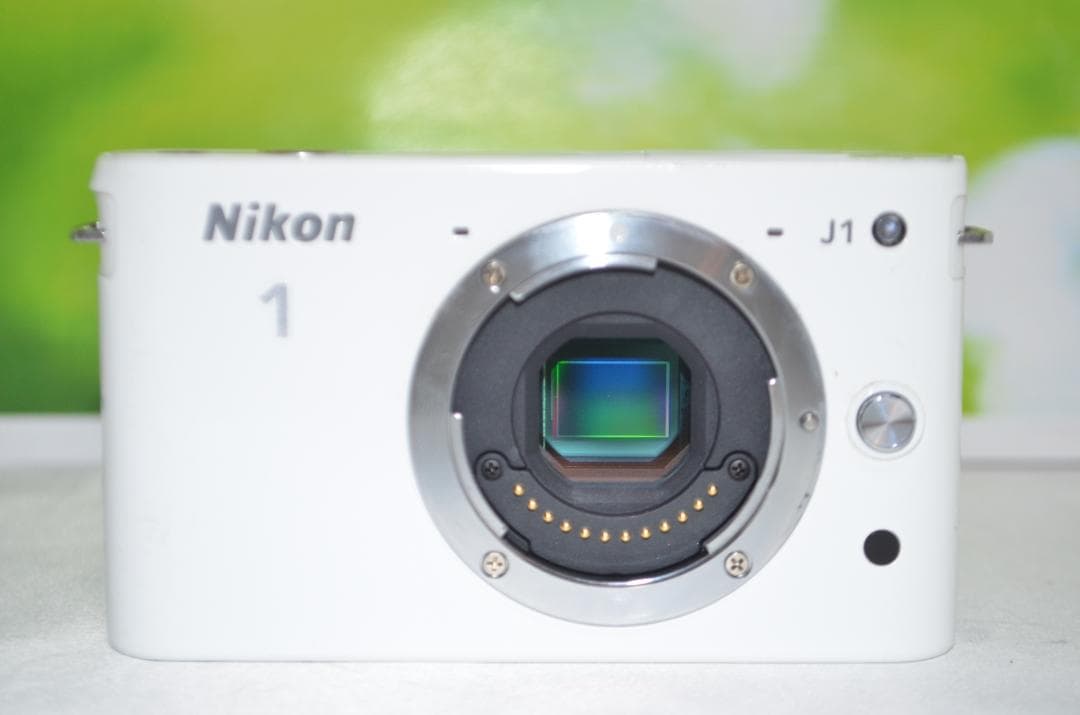 美品⭐️コンパクトミラーレスカメラ⭐️大人気ホワイト⭐️ ニコン　J1
