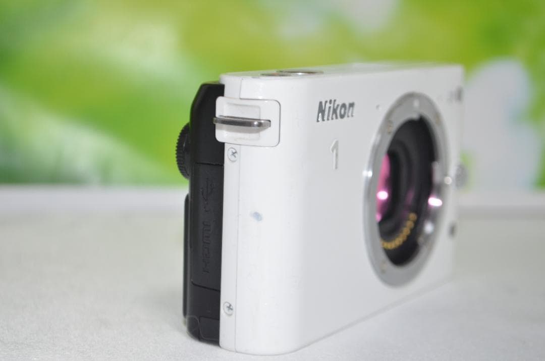 美品⭐️コンパクトミラーレスカメラ⭐️大人気ホワイト⭐️ ニコン　J1