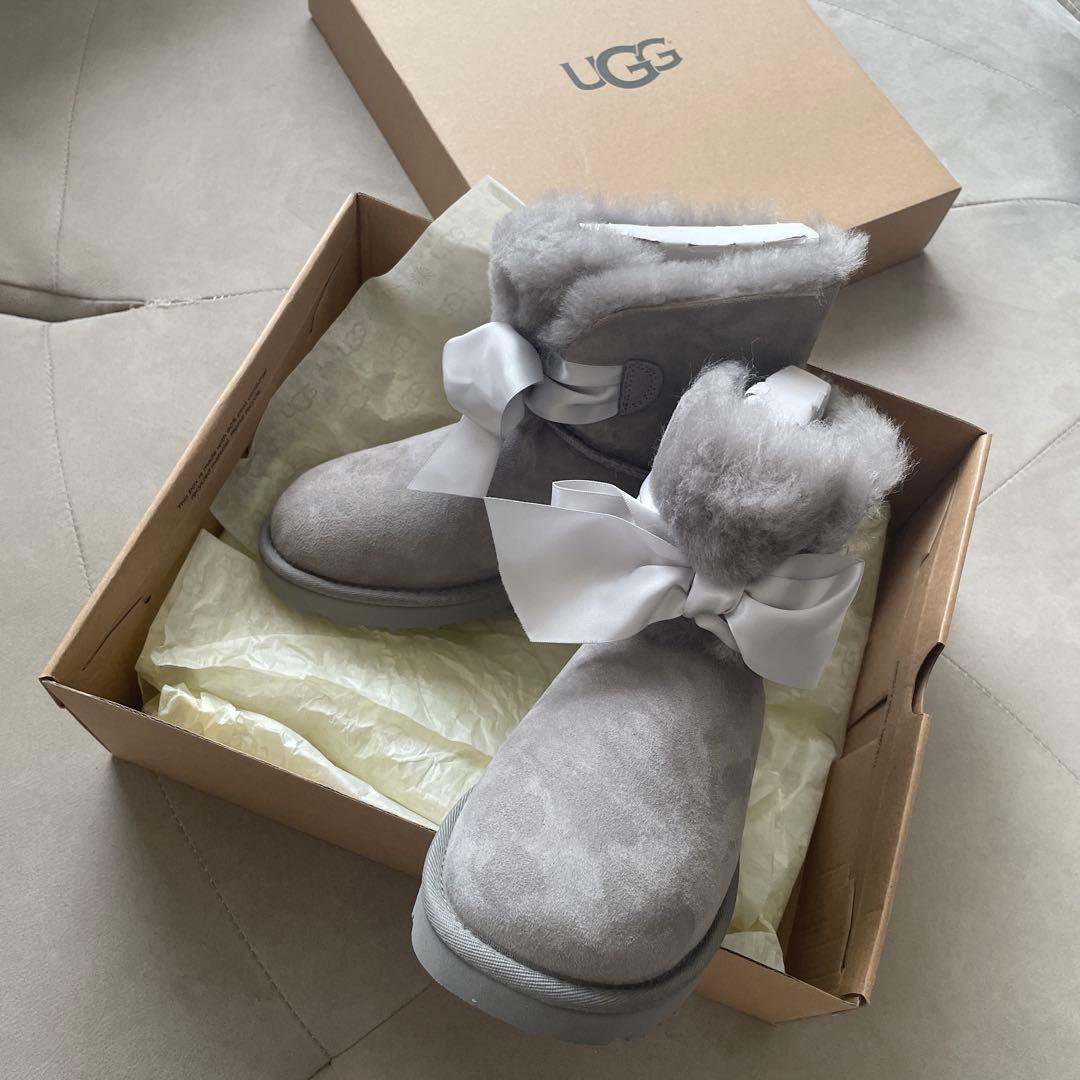 新品未使用 UGG ムートンブーツ リボン グレー　ふわふわ