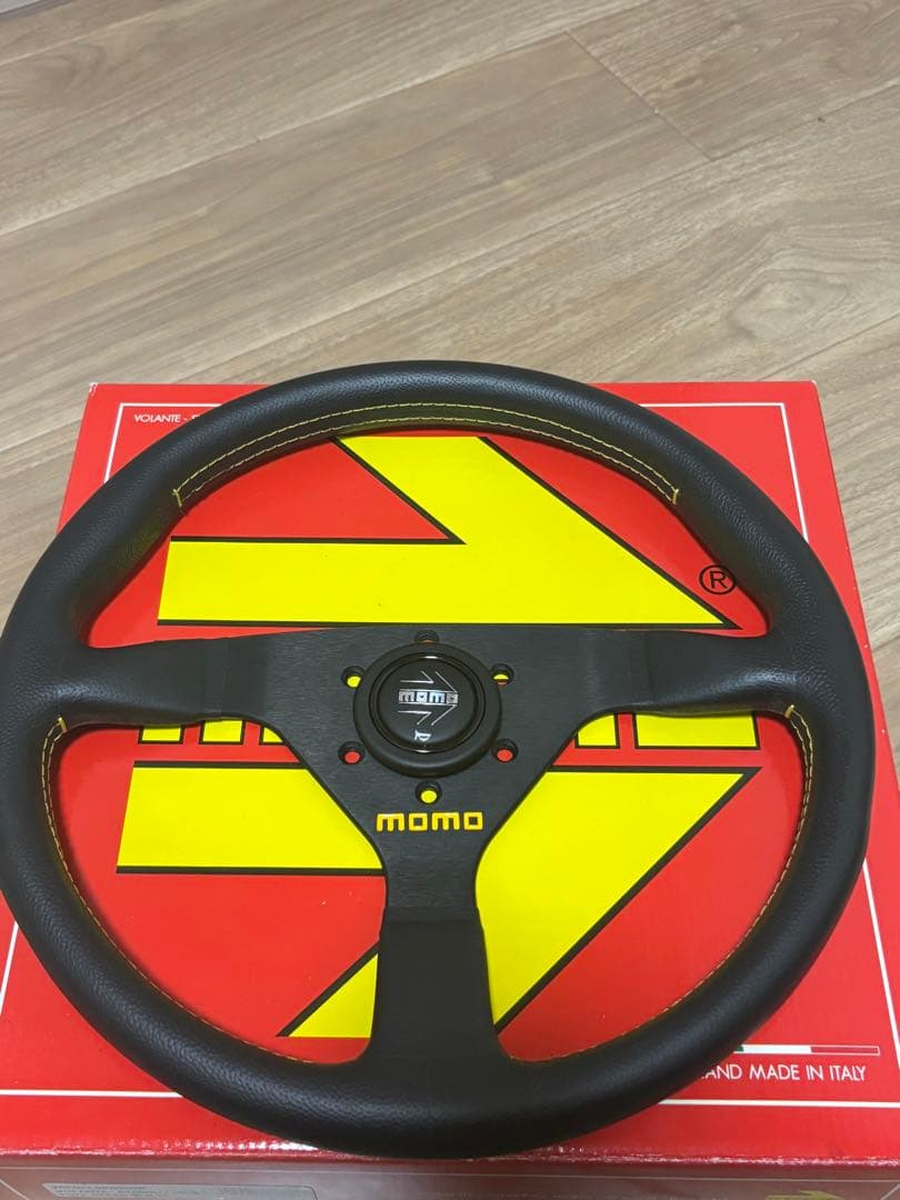 MOMO ステアリング　ヴェローチェレーシング　35φ