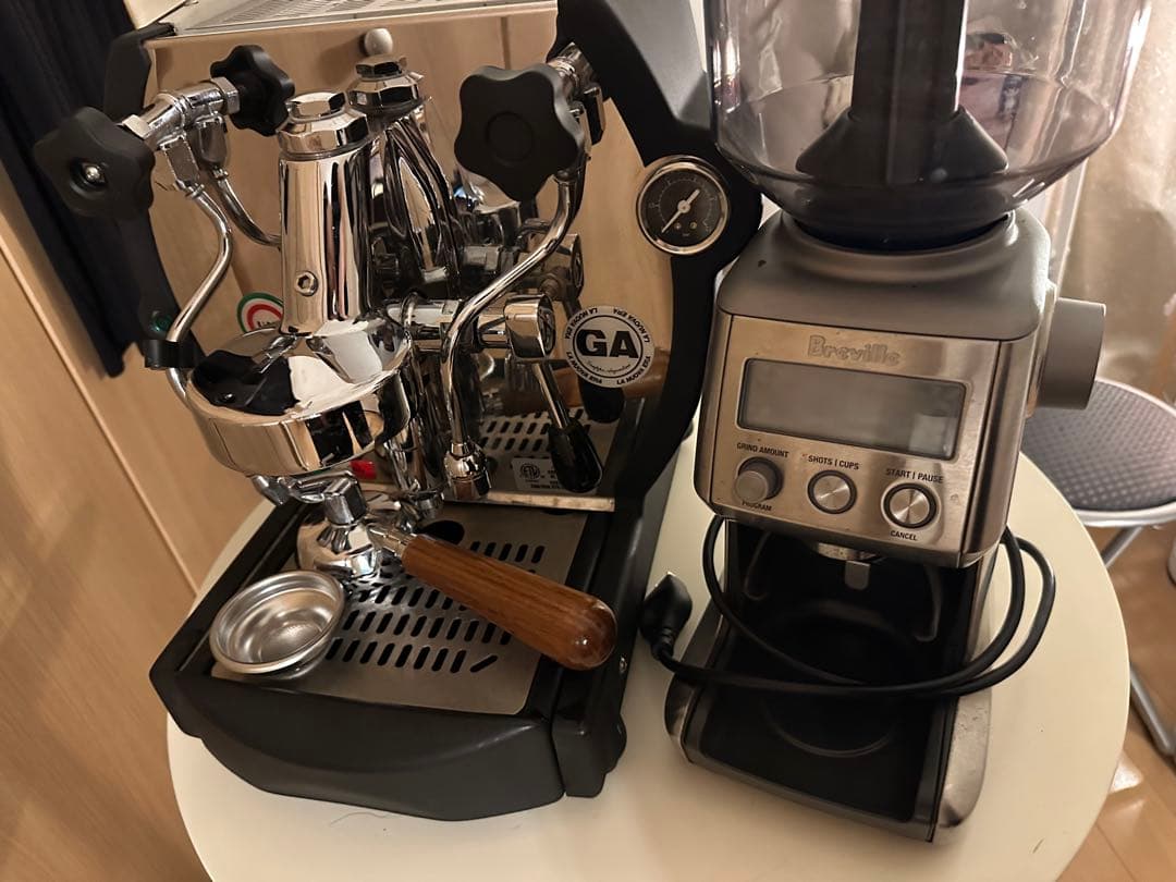 エスプレッソマシンとグラインダーのセットねびきします。値下げしました