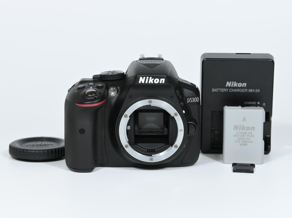 【ほぼ新品】 ニコン　Nikon D5300 ボディ 《ショット数151》