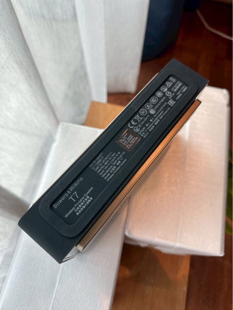 Bowers & Wilkins T7 Bluetoothスピーカー