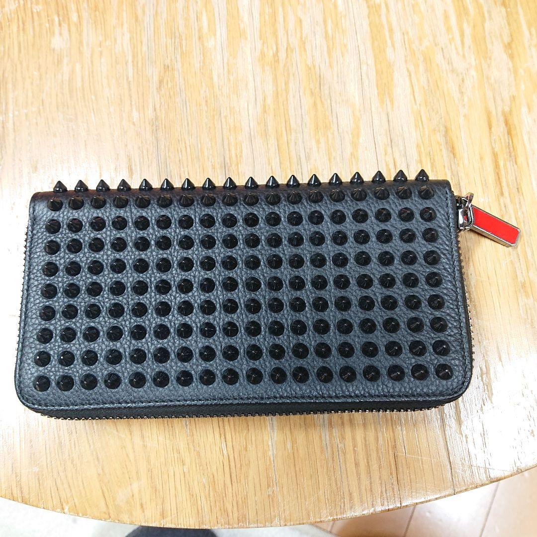 現行モデル クリスチャンルブタン パネトーネ スタッズ ラウンド 長財布