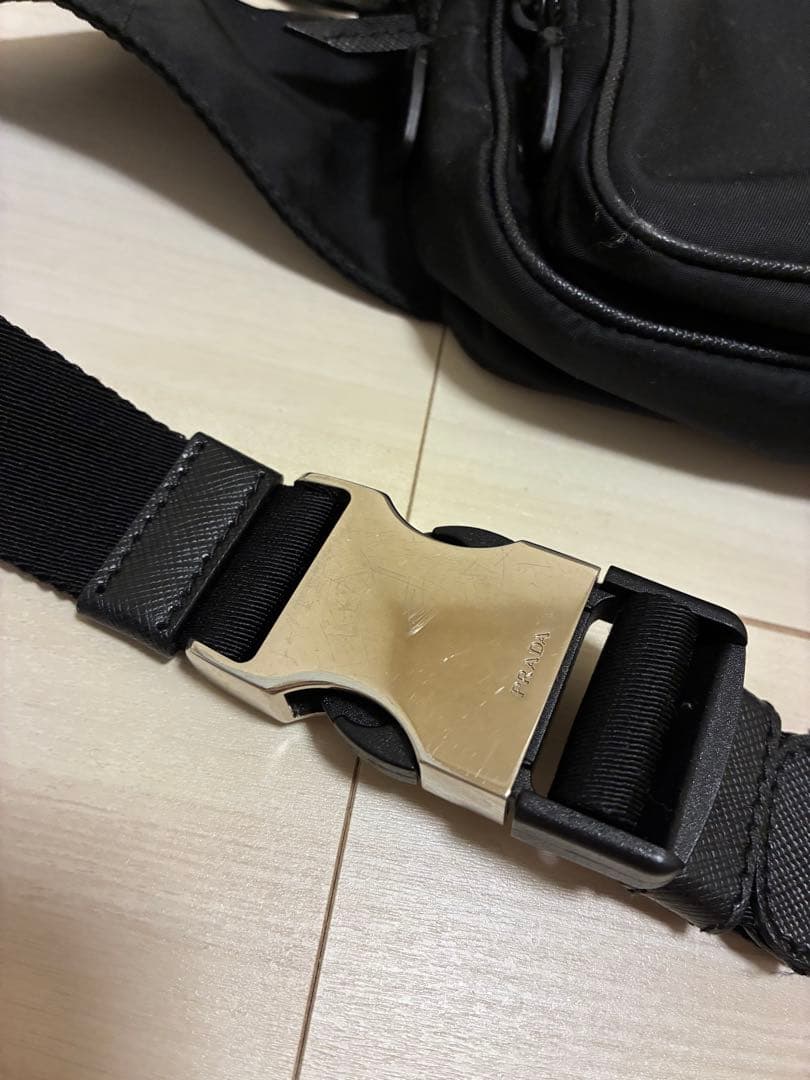 PRADA ブラック ボディバッグ