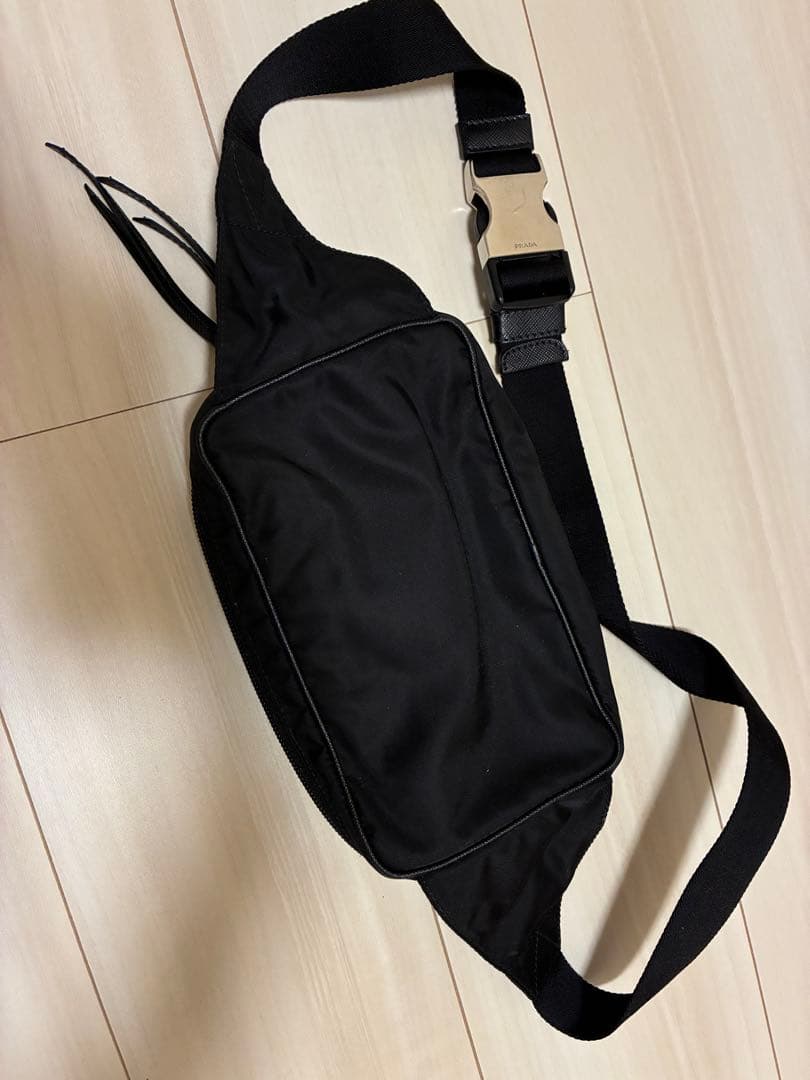PRADA ブラック ボディバッグ