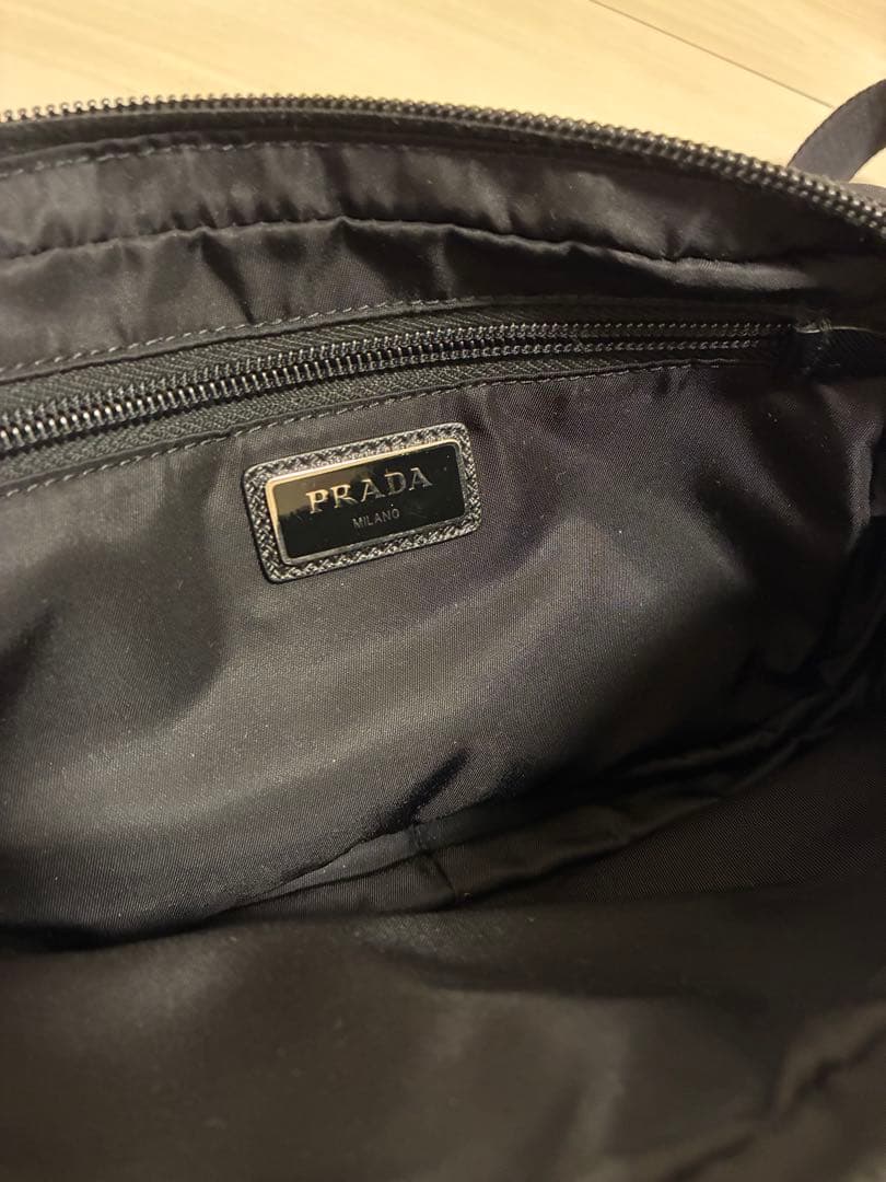 PRADA ブラック ボディバッグ
