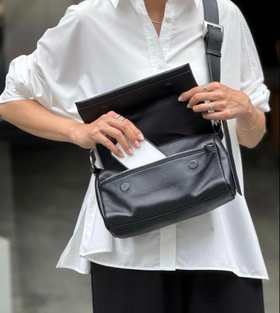 新品レザー ボディバッグ　ショルダーバッグ　黒