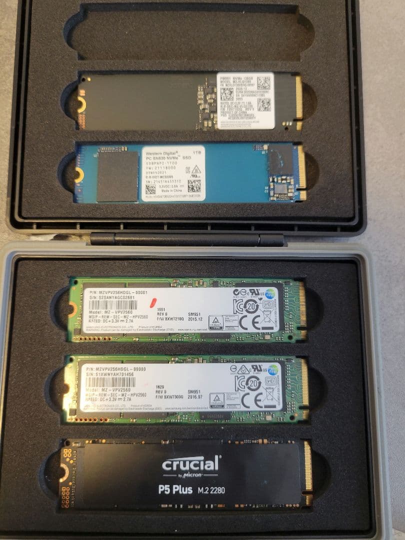 SSD 5枚 1TB×1, 500GB×1, 256GB×2, 128GB×1