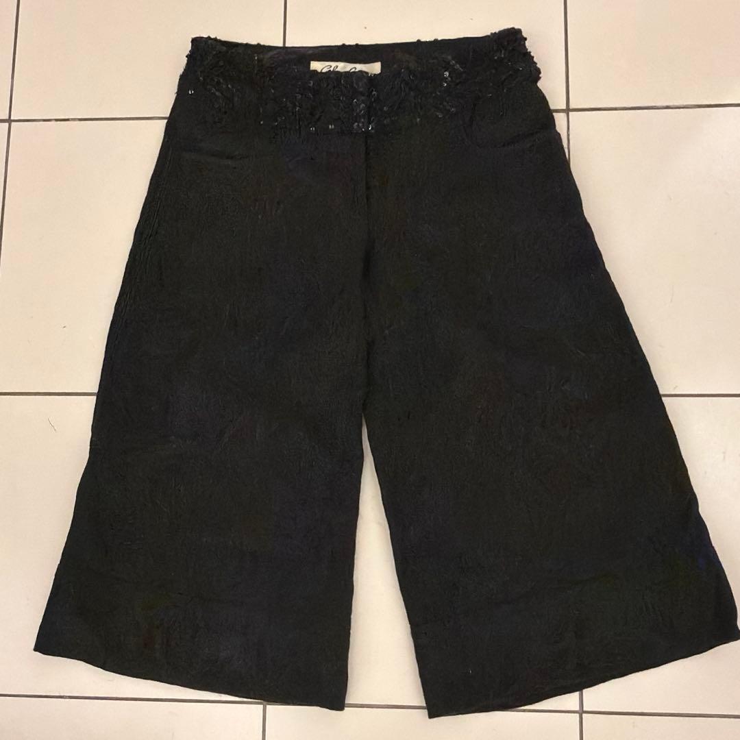 黒い模様入りパンツ ウエストビーズ装飾付き