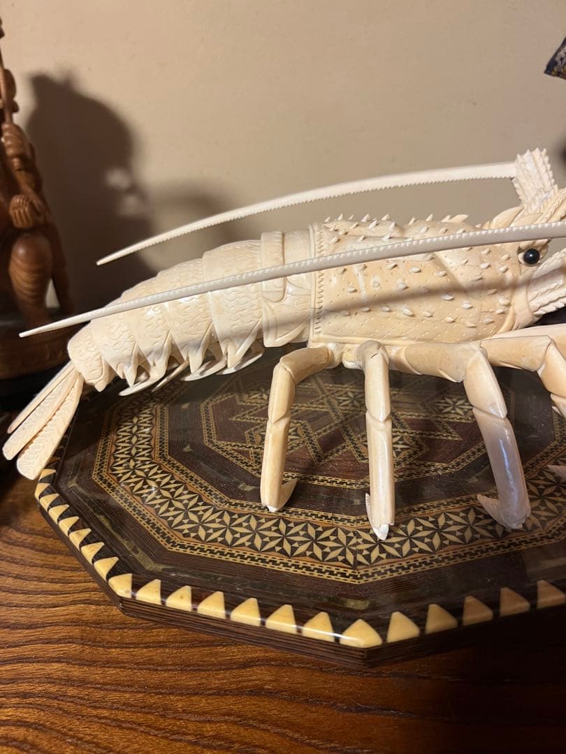 n*o様 日本製　伊勢海老　彫刻 八角形の木製台座付き