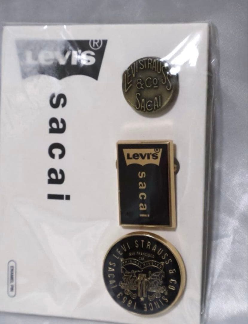 【sacai x levi's】サカイ　リーバイス　ピンズ　ゴールド