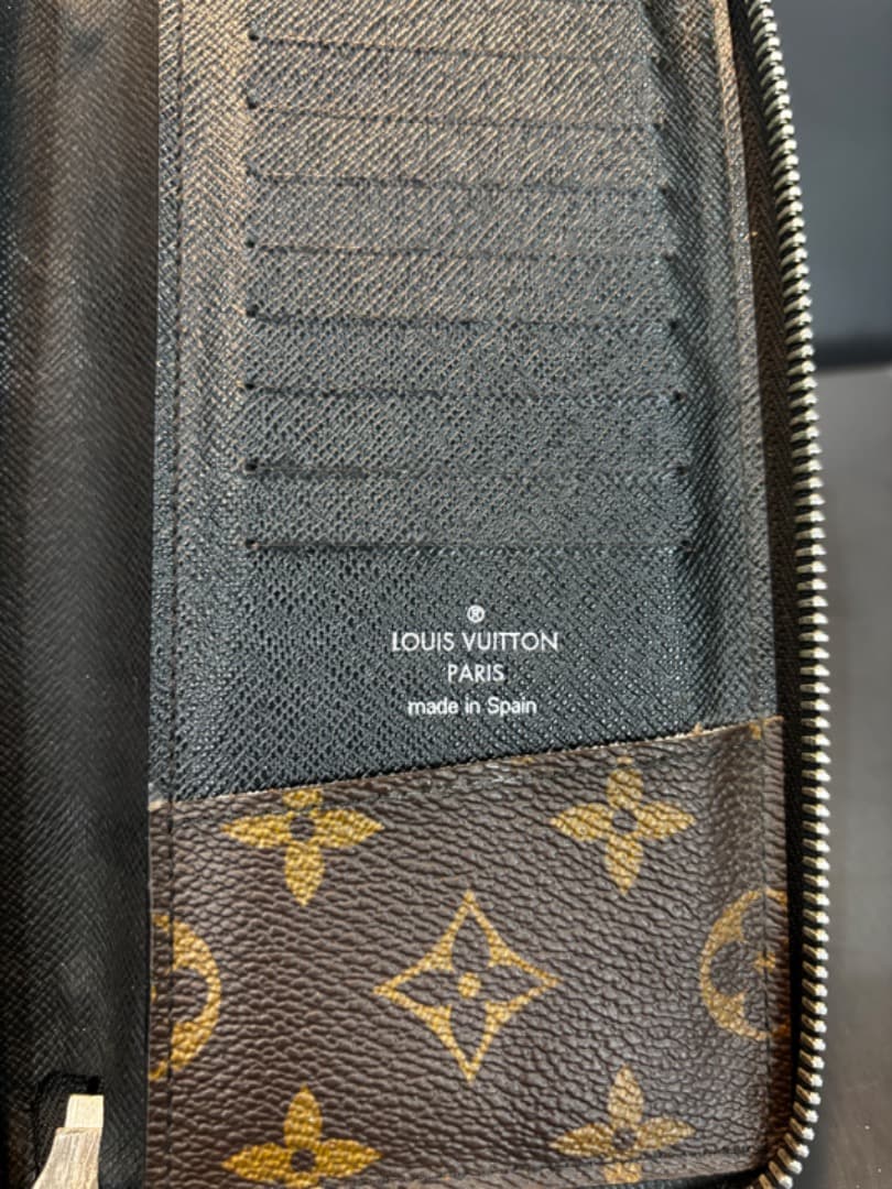 LOUIS VUITTON モノグラムマカサージッピーウォレット ヴェルティカル