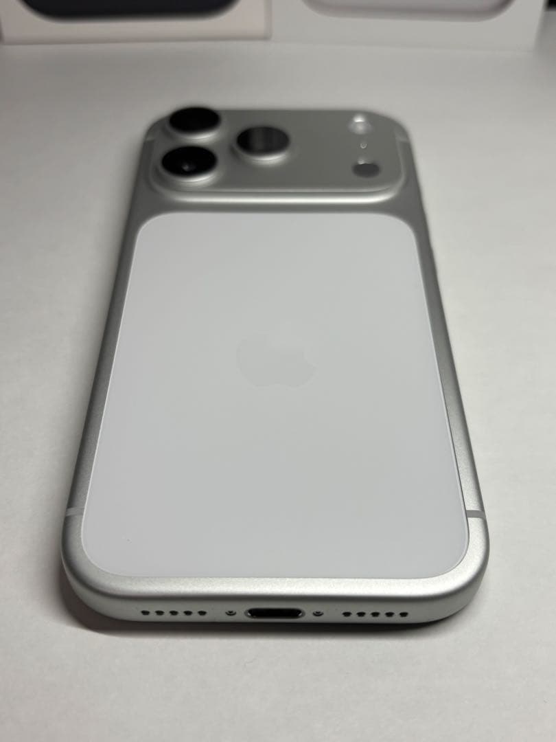 【美品】iPhone 17 Pro シルバー 256GB（純正ケース付き）