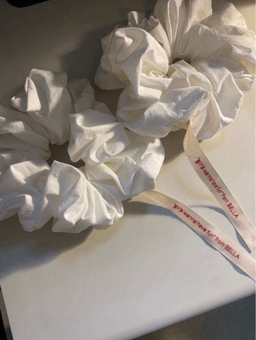 bella シュシュ white