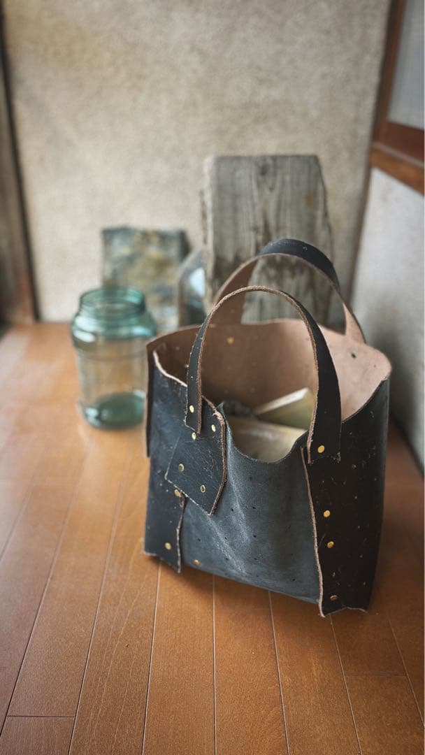 NPW(ヌメ革のパッチワーク)のバッグ。 NPWの学校ワークショップにて制作。