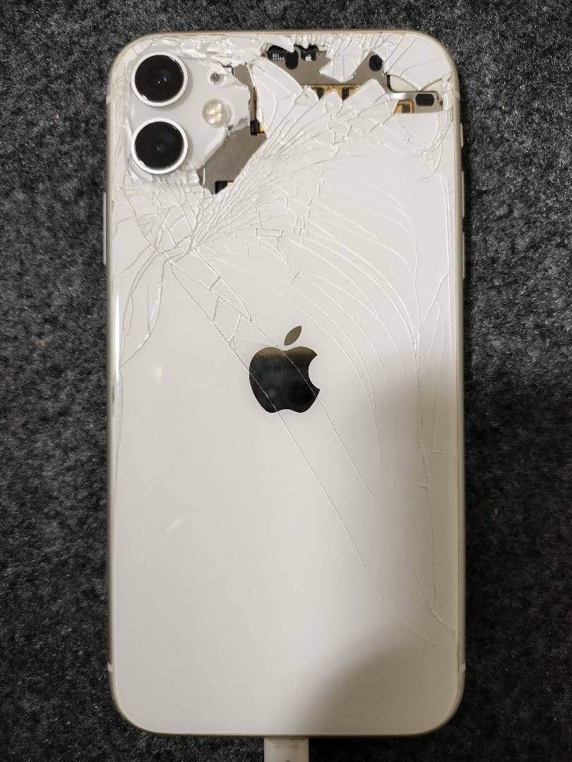 iPhone 11 128GB 背面破損
