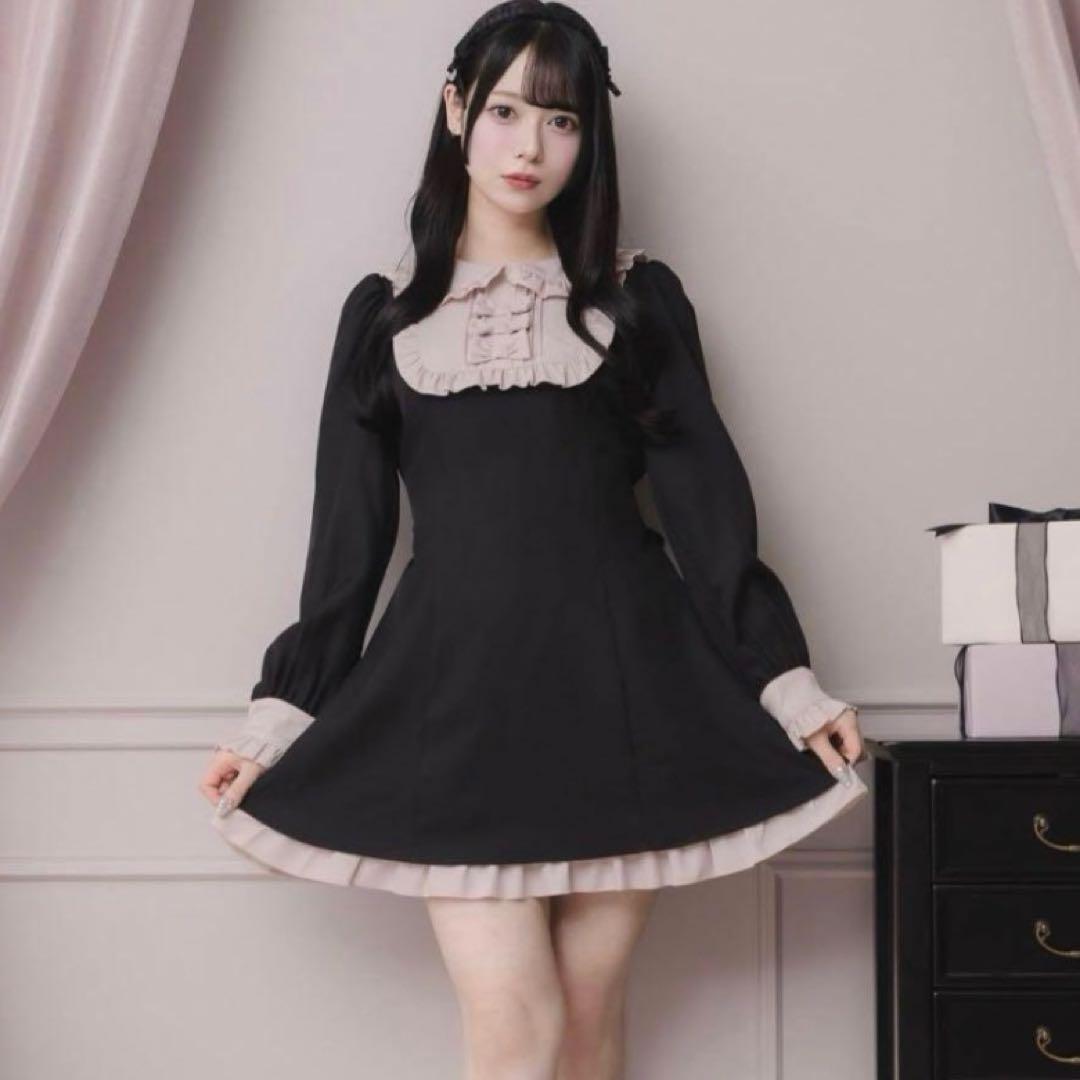 pium スクエアフリルリボンドーリーワンピース ブラック×ピンク