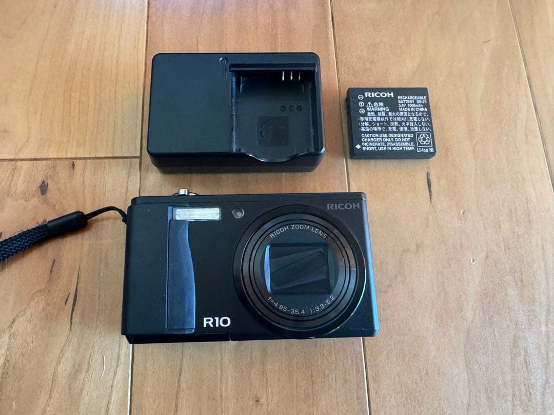 RICOH R10 デジタルカメラ 本体と充電器付き